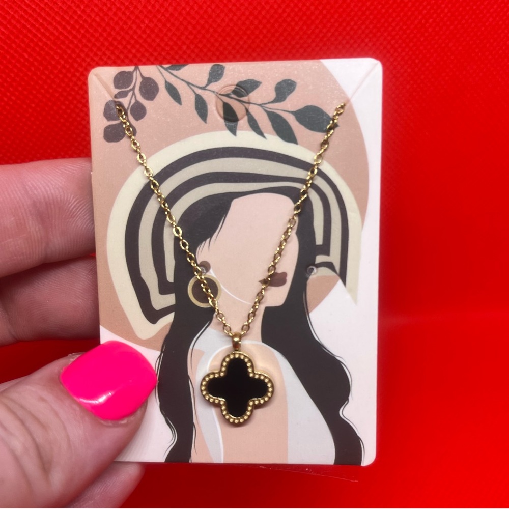 FOUR LEAF CLOVER NECKLACE
GOLD AND BLACK LUXURY LOOK